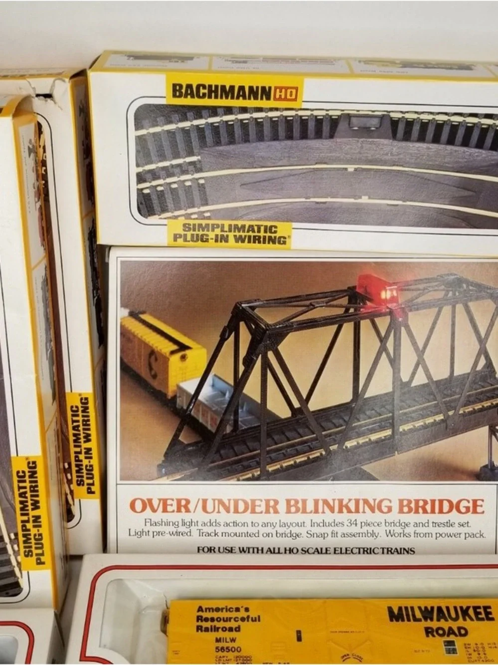 Bachmann Trestle Bridge Train Set with Blinking Light - Blue & Yellow